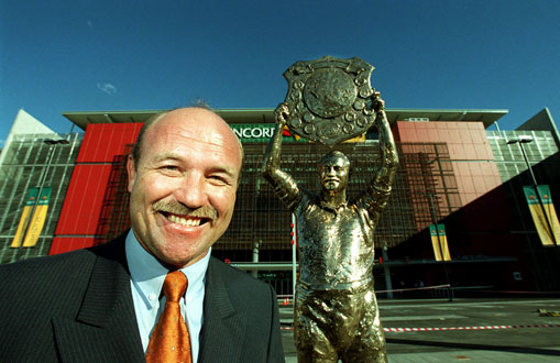 Wally Lewis Statue